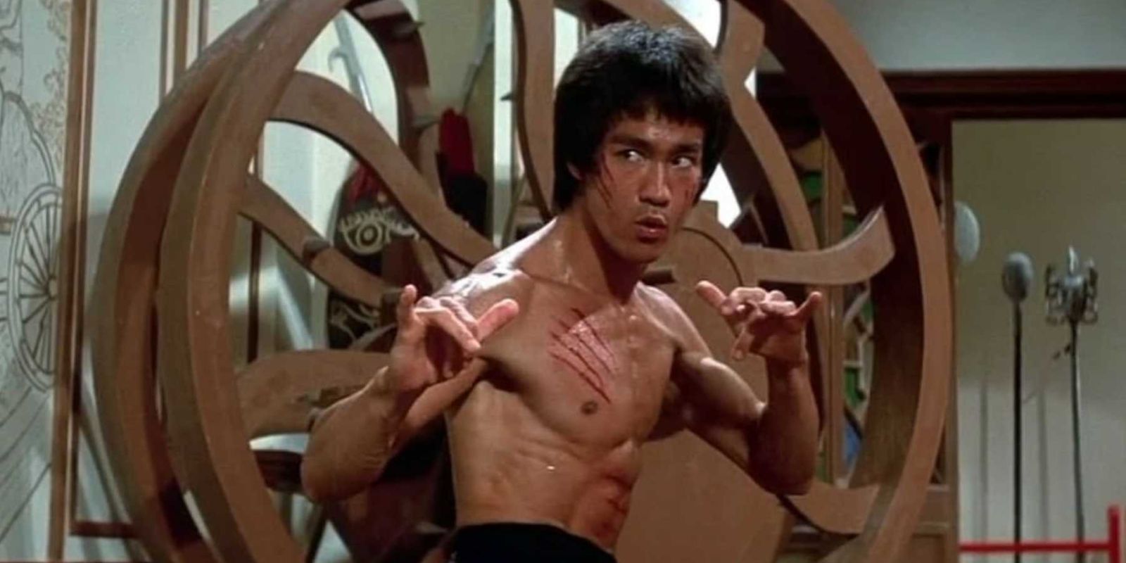 Bruce Lee holds a fighting pose in Enter the Dragon
