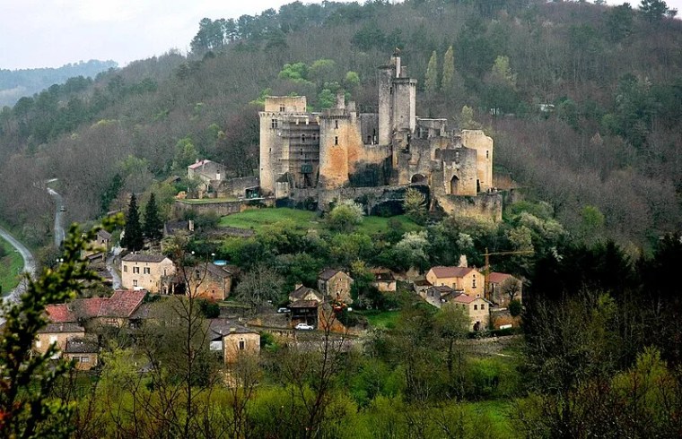 A list of ten of the most haunted places in France from enchanted forests, dark châteaus to dark graveyards, the country is filled with ghost stories still haunting from beyond their graves. 