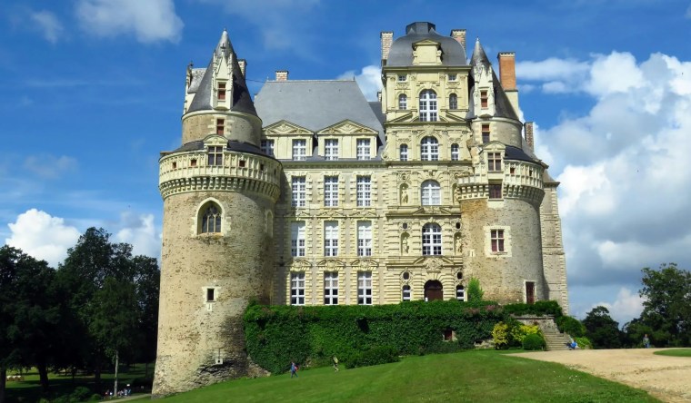 A list of ten of the most haunted places in France from enchanted forests, dark châteaus to dark graveyards, the country is filled with ghost stories still haunting from beyond their graves. 